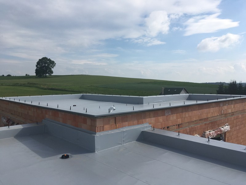 Přizpůsobení starších plochých střech současným standardům: Výzvy a řešení